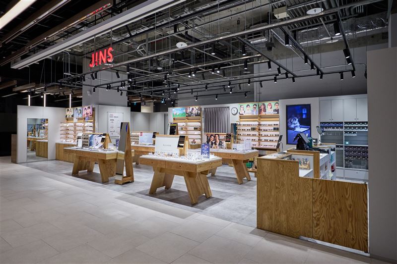 JINS CITYLINK三重店「兒童遊戲區」位於店內角落，讓前來的家長不擔心孩子亂跑，可以安心配鏡。（圖／品牌業者提供）