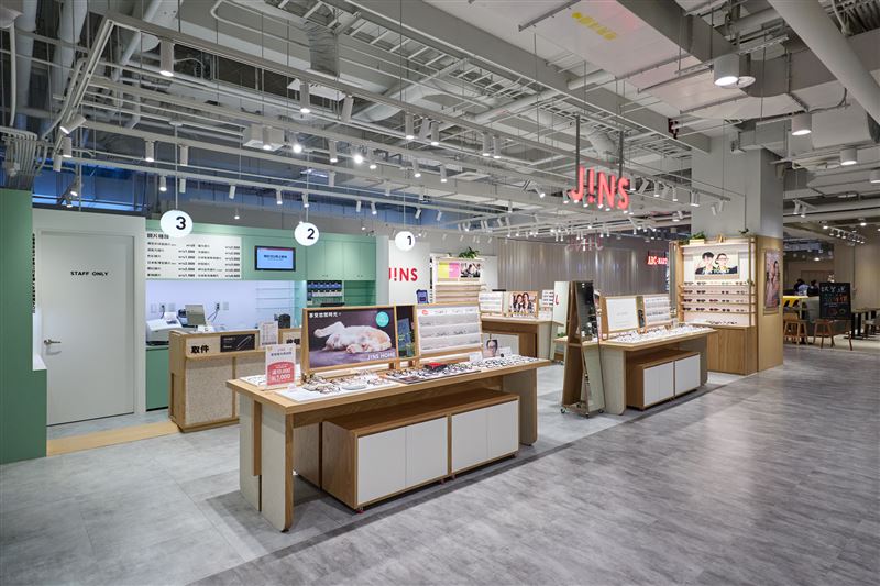JINS青埔大全聯店以環境永續為設計理念，驗光區還有造型號碼燈，打造溫馨的配鏡環境。（圖／品牌業者提供）