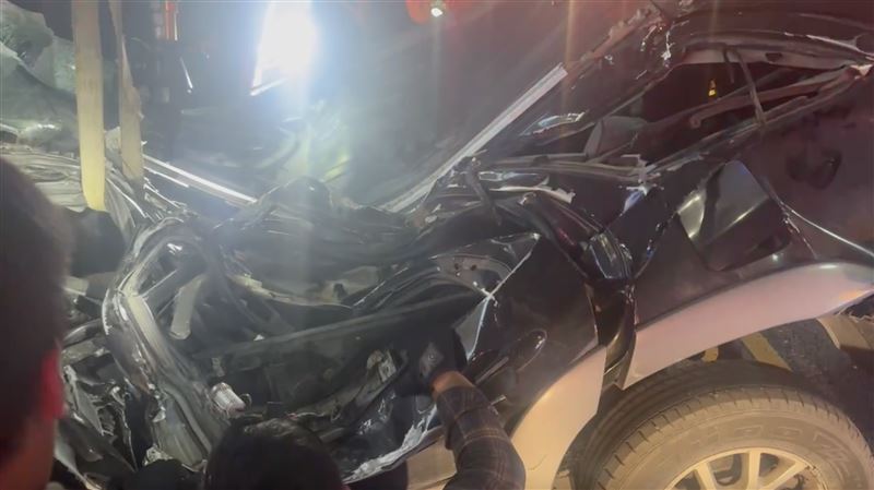 消防人員動用破壞器材撐開變形車體將受困駕駛救出。（圖／翻攝畫面）