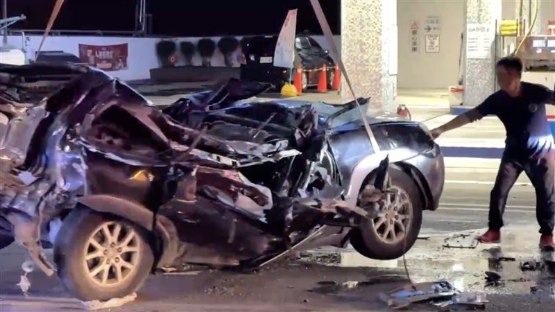休旅車遭大貨車撞上後車體嚴重變形，休旅車駕駛受困在內，當場失去生命跡象。（圖／翻攝畫面）