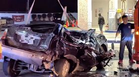 台東,台9線,南迴,轉彎,加油站,休旅車,貨車,攔腰撞,對折（圖／翻攝畫面）