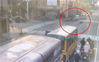 桃園轎車暴衝　6機車遭撞多人受傷