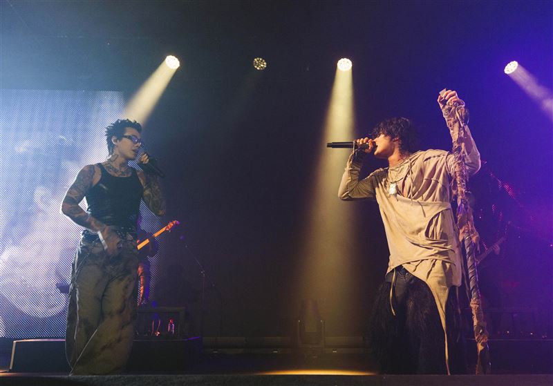 Marz23（左）力挺福夢演唱會，與李浩瑋（右）合唱〈反正我願意〉。（圖／形上娛樂提供）