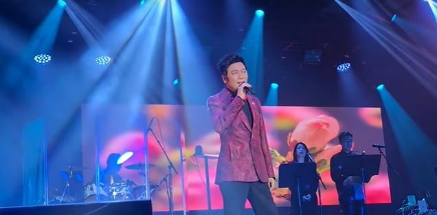 網友寫道：「嘉良哥因為運動傷了頸椎，時常頭暈，即便如此，他依然在台上唱了7首歌，每一首都是經典，句句到位，十分佩服偶像的敬業精神！」。（圖／翻攝自IG）