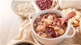 ▲小寒吃臘八粥，象徵豐收與團圓。（圖／CANVA製作）