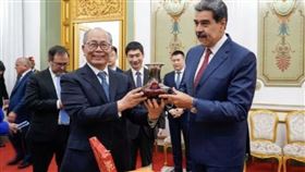 美軍生擒委內瑞拉總統馬杜洛，川普點名哥倫比亞是下一個？陸外交部嗆：反對干涉拉美內政。（圖／翻攝自X）