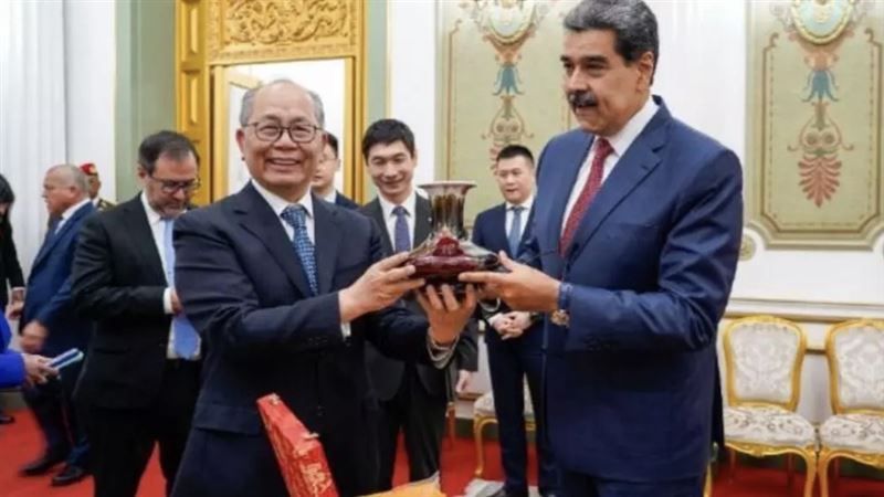 委內瑞拉總統馬杜洛被逮前，會見中國特使稱對方是兄弟，川普點名哥倫比亞是下一個？陸外交部嗆：反對干涉拉美內政。（圖／翻攝自X）