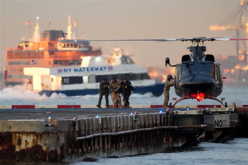 委國總統馬杜洛夫妻「搭直升機」被押往紐約受審。（圖／路透社／達志影像）