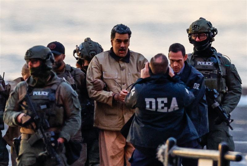 委國總統馬杜洛夫妻「搭直升機」被押往紐約受審。（圖／路透社／達志影像）