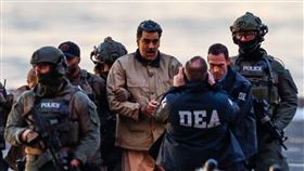 被活捉到美國！委國總統馬杜洛夫妻「搭直升機」被押往紐約受審。（圖／路透社／達志影像）