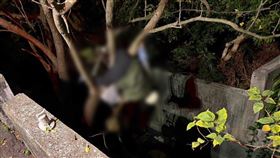 彰化,詭異,事故,婦人,圳溝,倒頭栽,卡樹,命危（圖／民眾提供）