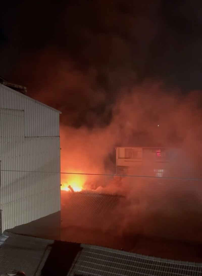 太平某民宅火警迅速延燒，共波及8戶鄰居民宅。（圖／翻攝畫面）