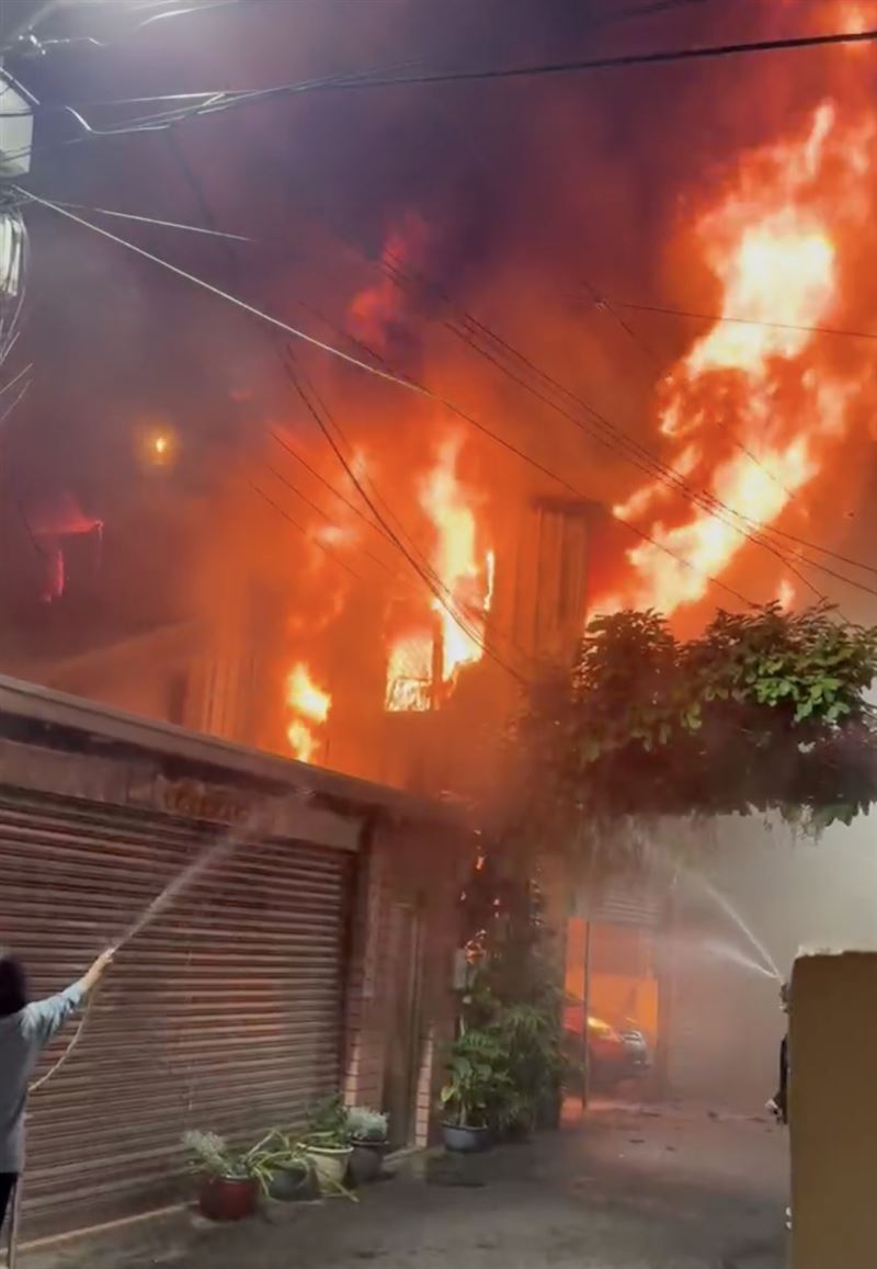 鄰居聽聞少女呼救，趕緊拿滅火器、水管上前協助滅火。（圖／翻攝畫面）