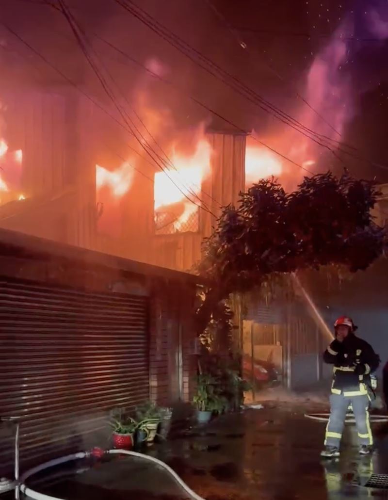 消防局派遣25輛消防車、56名消防人員前往救援，火勢於晚間10時許被撲滅。（圖／翻攝畫面）