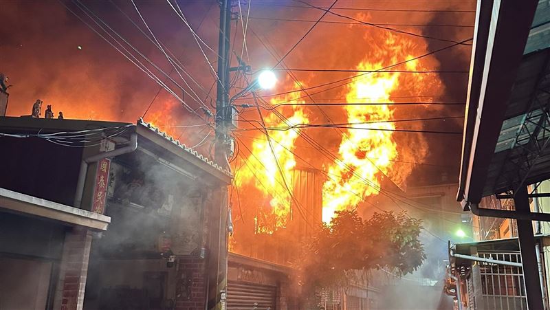 新/台中8民宅全面燃燒!女高中生險喪命