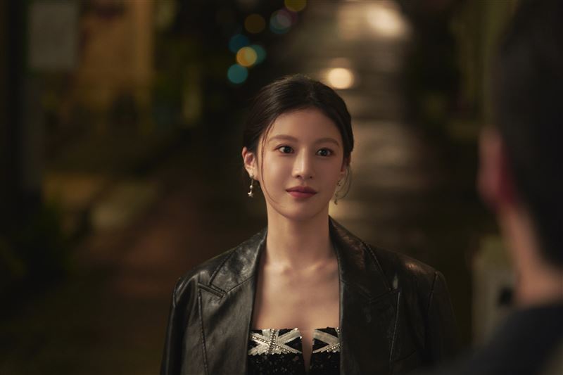 高允貞在劇中飾演大明星。（圖／Netflix提供）