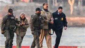 馬杜洛夫婦於美東時間5日被帶往紐約曼哈頓聯邦法院開庭。（圖／美聯社／達志影像）