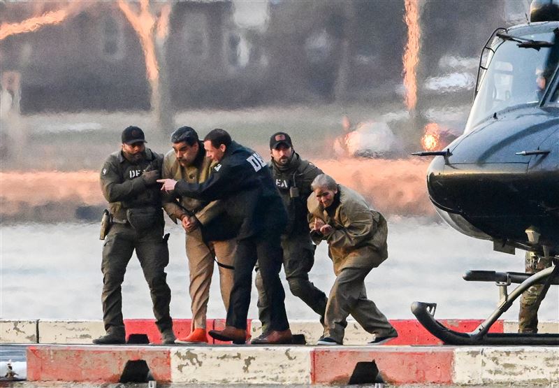 馬杜洛夫妻5日抵達紐約曼哈頓法院受審。（圖／美聯社／達志影像）