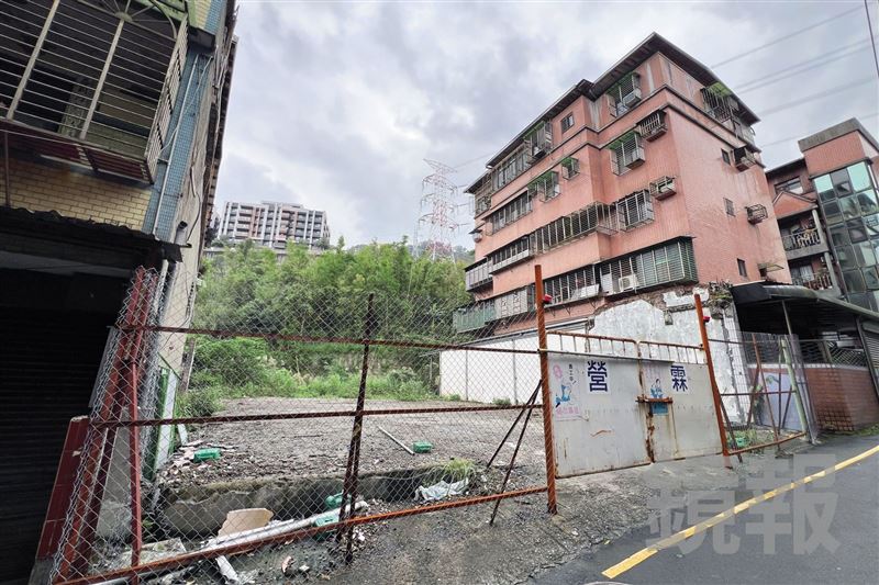 黃國昌汐止老家曾涉及違建占用國有地、位於保護區的土地也違法使用為收費停車場。（鏡報李智為）