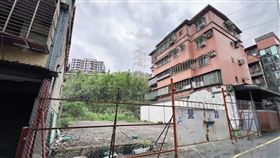 黃國昌汐止老家曾涉及違建占用國有地、位於保護區的土地也違法使用為收費停車場。（鏡報李智為）