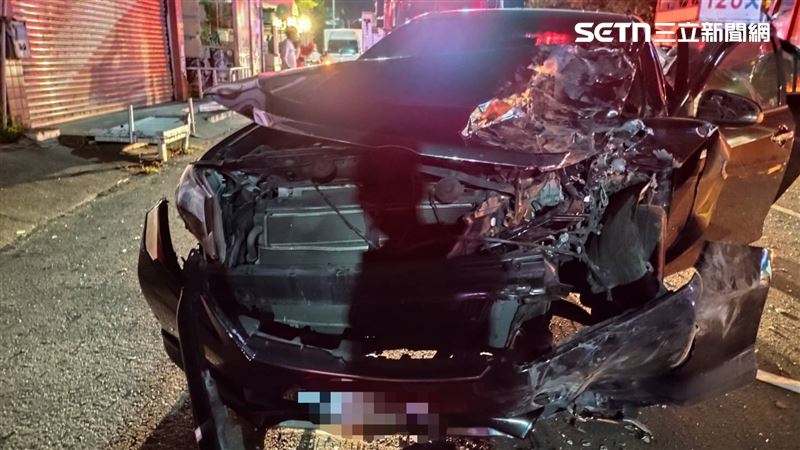 另一輛肇事車輛車頭嚴重毀損。（圖／翻攝畫面）