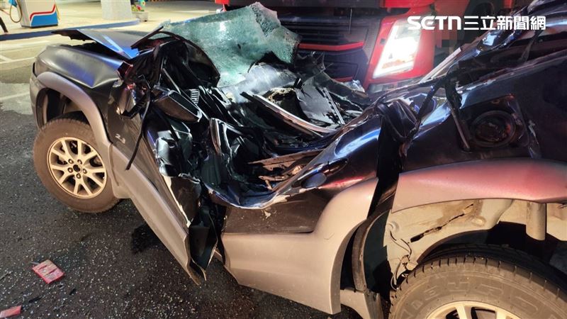 死者車輛車體中間扭曲，呈現內凹的「V字形」駕駛座幾乎不見。（圖／翻攝畫面）