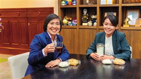 徐欣瑩（左）爭取參選新竹縣長，合體新竹市長高虹安（右）拉攏小草支持。（翻攝徐欣瑩臉書）