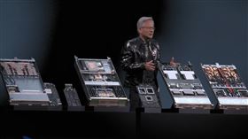 輝達執行長黃仁勳2026年第一場keynote在美國拉斯維加斯每年舉行盛事CES演講，經過2025年大型模型的競爭與推理進化，物理AI時代到來，黃仁勳並展示自駕車運用與賓士合作等細節。（圖／翻攝NVIDIA官方YT）