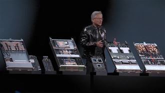 黃仁勳帶賓士上場　秀實體 AI新紀元