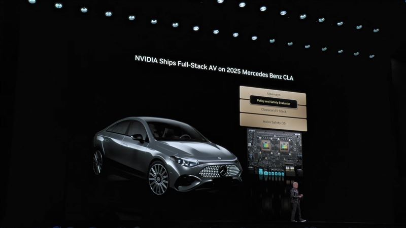 輝達執行長黃仁勳2026年第一場keynote在美國拉斯維加斯每年舉行盛事CES演講，經過2025年大型模型的競爭與推理進化，物理AI時代到來，黃仁勳並展示自駕車運用與賓士合作等細節。（圖／翻攝NVIDIA官方YT）