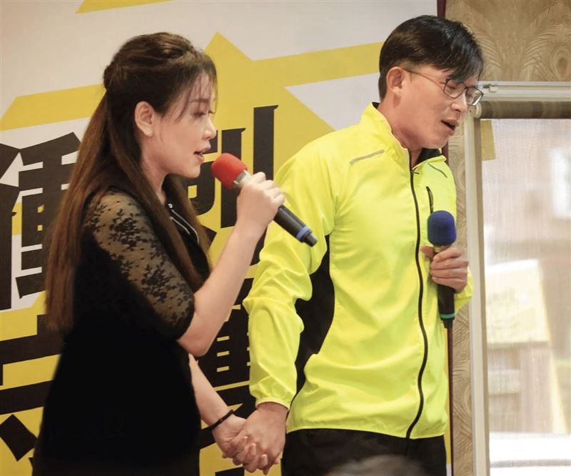 黃國昌（右）妻子高翔（左）的戶籍設在凱思國際負責人李麗娟家裡，雙方關係為何？至今仍未說明。（翻攝賴嘉倫臉書）