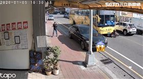8旬嬤鬼切遭公車捲入 受困公車底狂拍求救（圖／翻攝畫面）