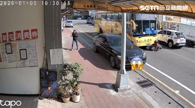 老婦人連人帶車被捲入公車車頭下方，並在眾人驚叫聲中被向前推行數公尺，現場狀況極度危急。（圖／翻攝畫面）