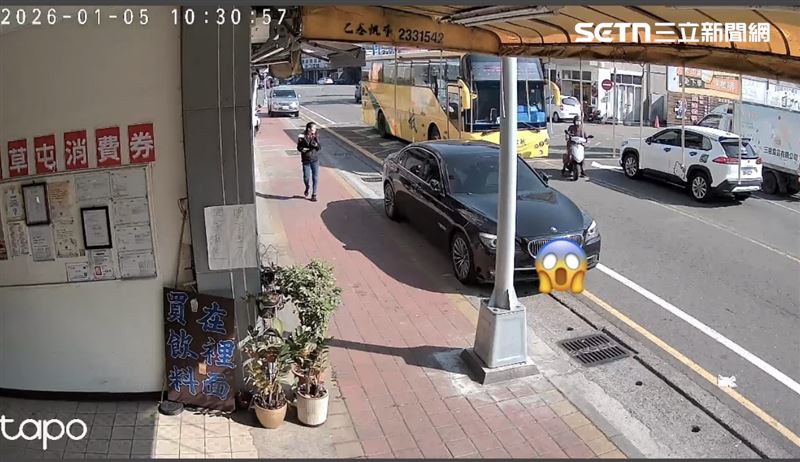 88歲的李姓老婦人，在騎乘機車駛離加油站時，疑似未注意後方路況，竟逕自採取「大角度鬼切」橫越馬路。（圖／翻攝畫面）