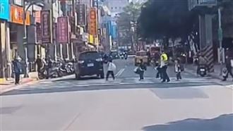 影／北投國小前闖紅燈！休旅車險撞飛學童