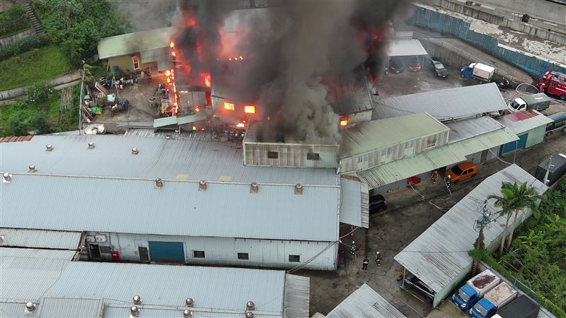 鐵皮倉庫竄出大火。（圖／翻攝畫面）