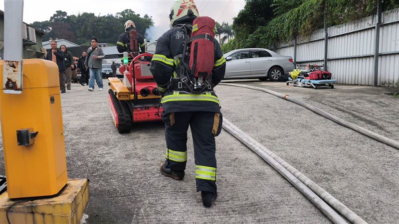 出動消防機器人準備進入火場。（圖／記者莊淇鈞攝影）