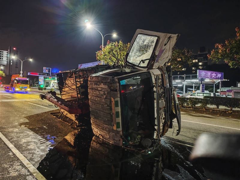 大貨車行經向上路七段時疑似煞車失靈失控往前衝。（圖／翻攝畫面）