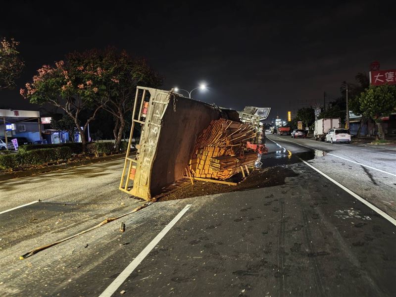 大貨車疑似因煞車失靈失控自撞分隔島。（圖／翻攝畫面）