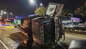 台中,向上路,大貨車,煞車失靈,暴衝,自撞分隔島,側躺（圖／翻攝畫面）