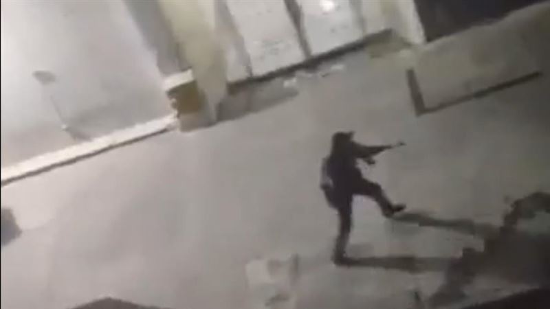 委內瑞拉總統府周遭爆槍戰。（圖／翻攝BNO NEWS）