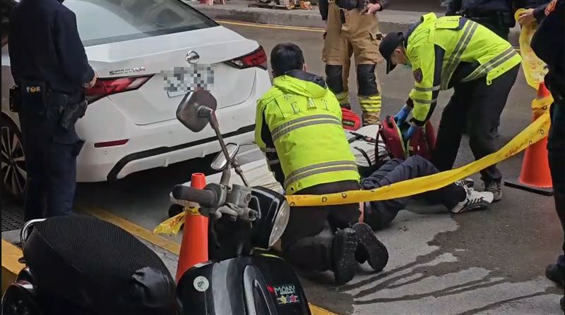 民眾發現一名男子在車內昏迷，連忙報警。（圖／翻攝畫面）
