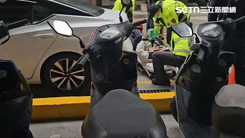 救護人員發現男子已無生命跡象，緊急施予CPR並送醫搶救。（圖／翻攝畫面）