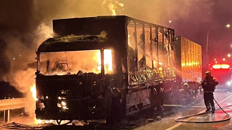 聯結車不明原因起火燃燒，整輛車陷入火海，警消人員到場灌救。（圖／翻攝畫面）