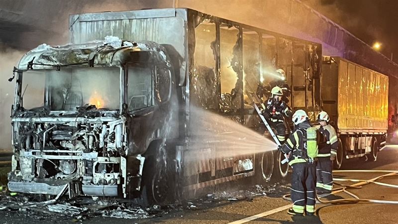 聯結車不明原因起火燃燒，車內貨物幾乎全被燒光。（圖／翻攝畫面）