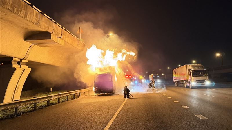 駕駛停在路肩查看後不久，整輛車即陷入火海。（圖／翻攝畫面）