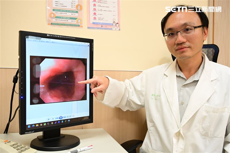 許男妻子陪同就醫時陳述丈夫每晚睡覺時打呼聲大，偶爾還會出現短暫喘不過氣的停頓，「被嚇到以為是沒有呼吸了」。(圖/翻攝畫面)