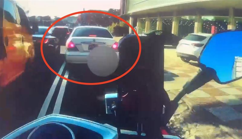 越南籍阮姓逃逸移工一路跑給警察追。（圖／翻攝畫面）