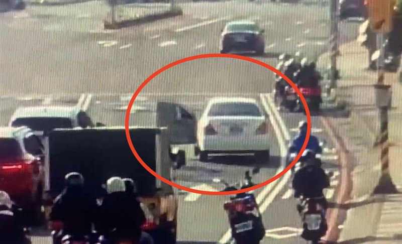 無人駕駛的轎車一路「向前嚕」，一旁熱心騎士跳上車攔截。（圖／翻攝畫面）