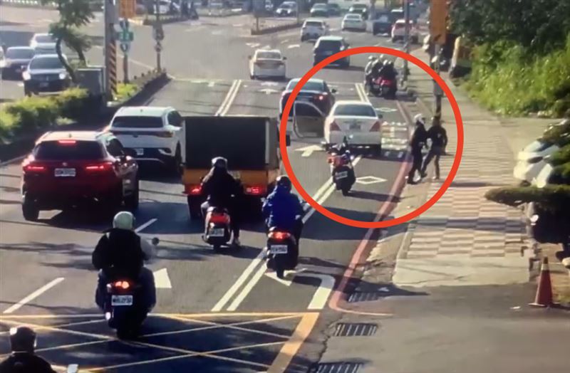 警方在路邊攔停，將阮男拉下車。（圖／翻攝畫面）
